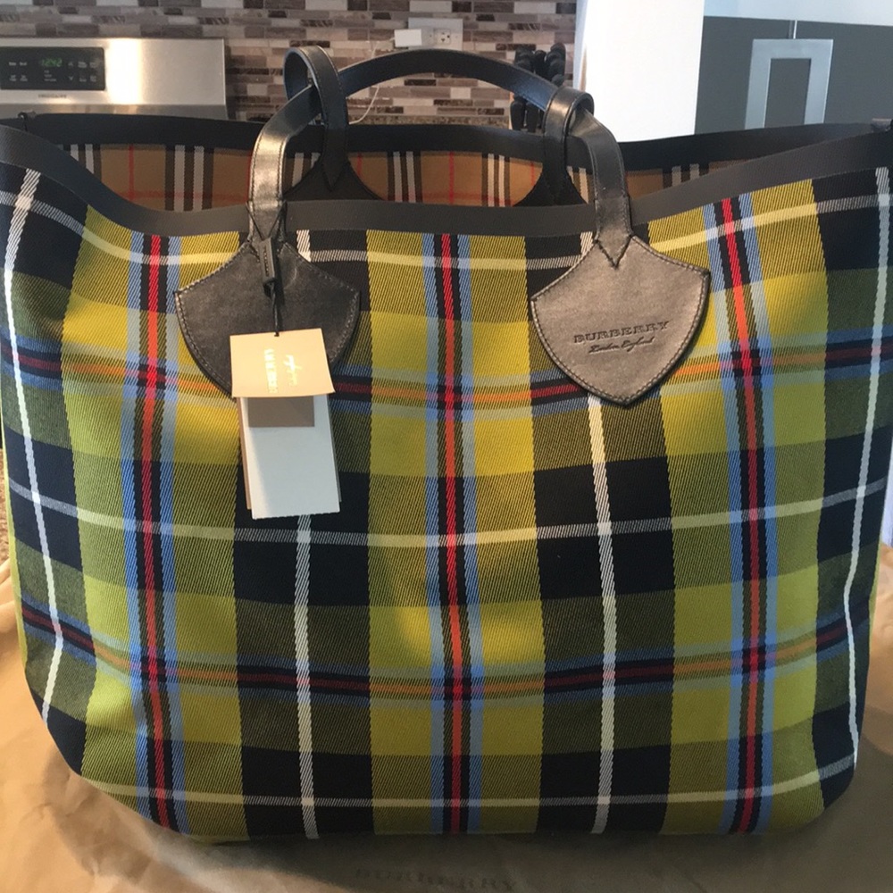 NWT Burberry XL Giant Reversible Tote Handbag - Picture 2 of 8